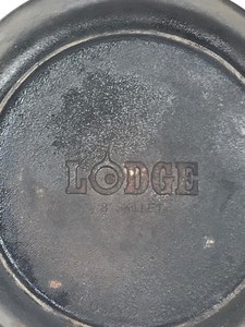 lot 273 image: Lodge 8 Cast Iron Skillet