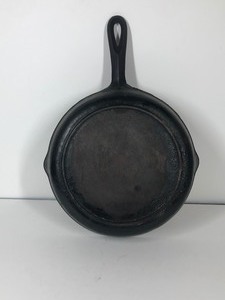 lot 275 image: 9 38 Cast Iron Skillet