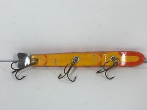 lot 320 image: 9.5 Wooden Suick Musky Fishing Lure