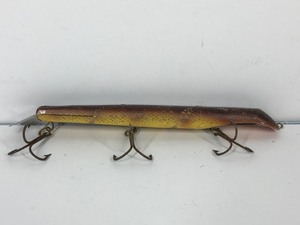 lot 321 image: 9.5 Wooden Suick Musky Fishing Lure