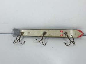 lot 322 image: 9.5 Wooden Suick Musky Fishing Lure