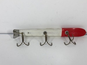 lot 323 image: 9 Wooden Suick Musky Fishing Lure