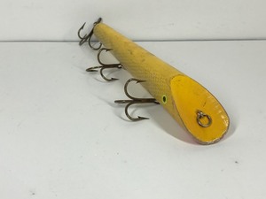 lot 325 image: 9 Wooden Musky Fishing Lure