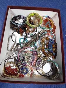 lot 422 image: Flat of bracelets