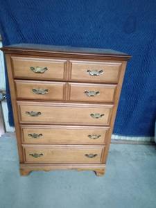 lot 7 image: 5 Drawer solid wood dresser