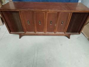 lot 2 image: Sterioradio console
