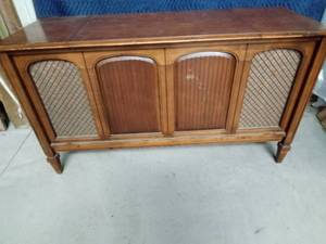 lot 3 image: Sterioradio console