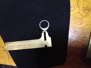 lot 10 image: 14 KP Ring with 7 Diamonds
