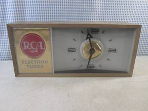 lot 85 image: (EW3) Vintage RCA Electron Tubes Lightup Clock - Lights and Clock Work - 15 34 x 7 x 5