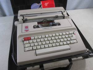 lot 118 image: (D-2) Vintage Underwood 670 Electric Typewriter with Case