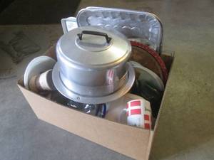 lot 132 image: (EC1) Big Box Full of Assorted Kitchen Items