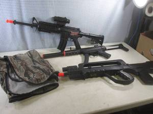 lot 142 image: (EW5) 3 Airsoft Guns and Camo Bow Bag Case Cover