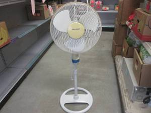 lot 160 image: (BR1) Pelonis Remote Control Pedestal Fan with Remote - Works