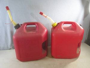 lot 184 image: (BR1) 2 - 5 Gallon Gas Cans...