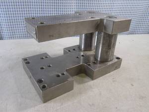 lot 195 image: (BS) Industrial Press Die Set Holder Frame 9 34 x 6 x 5 34 As Sits