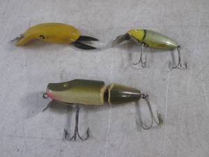 lot 230 image: (FS) 3 Vintage Fishing Lures Including Cisco Kid and Paw-Paw