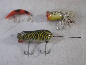 lot 232 image: (FS) 3 Vintage Fishing Lures Including Shakespeare Genuine Swimming Mouse