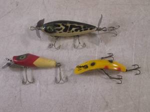 lot 233 image: (FS) 3 Vintage Fishing Lures Including South Bend Rascal