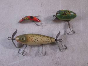 lot 234 image: (FS) 3 Vintage Fishing Lures Including South Bend NIP-I-DIDDEE and Millsite Rattle Bug