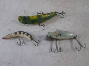 lot 236 image: (FS) 3 Vintage Fishing Lures Including Heddon River Runt Spook Sinker and Kautzky Lazy Ike - 2