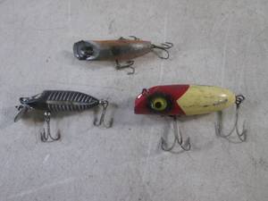 lot 237 image: (FS) 3 Vintage Fishing Lures Including Heddon Tiny Floating Runt