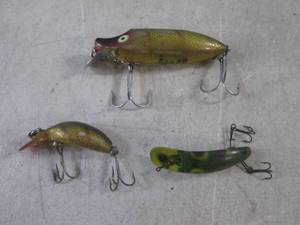 lot 238 image: (FS) 3 Vintage Fishing Lures Including Heddon River Runt Spook Floater and Heddon Tiny Tad