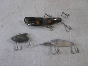 lot 239 image: (FS) 3 Vintage Fishing Lures Including L&ampS Mirrolure Sinker and Heddon Sonic