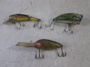 lot 240 image: (FS) 3 Vintage Fishing Lures Including L&ampS Mirrolure Sinker and Heddon Deep-6