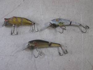 lot 242 image: (FS) 3 Vintage Fishing Lures Including Heddon Tiny Floating Runt, L&ampS Panfish Sinker and L&ampS Mirrolure Sinker