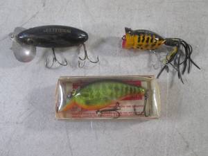 lot 243 image: (FS) 3 Vintage Fishing Lures Including Fred Arbogast Jitterbug, Hula Popper and Bill Norman in Box