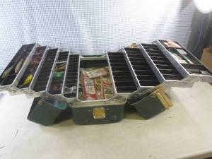 lot 246 image: (A-1) Vintage Umco 2000 U (Made In Watertown MN) Fishing Tackle Box with Assorted Vintage Fishing Tackle