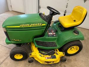 John Deere LX277 Lawn Tractor
