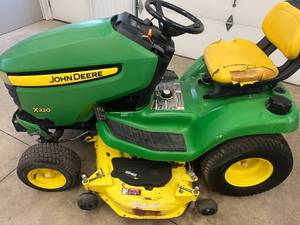 John Deere X320 Lawn Tractor