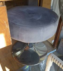 Cushy piano stoolfootstool raises and lowers