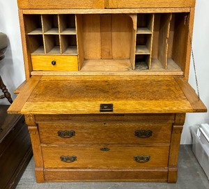 lot 35 image: Vintage Secretary Hutch