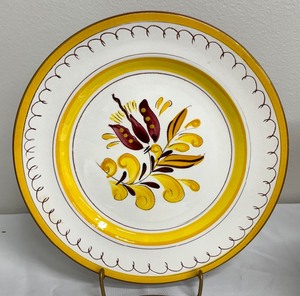 lot 43 image: Nine Vintage Stangl Pottery Plates including Stangl Pottery Vintage Dogwood Plate