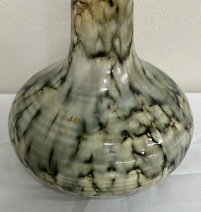 lot 45 image: Stangl Pottery Pebblestone Vase