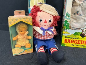 lot 118 image: Vintage Raggedy Ann Dolls including a Vintage Knickerbocker Raggedy Ann Doll