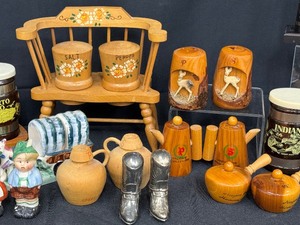 lot 116 image: Variety of Vintage Salt and Pepper Shaker Sets