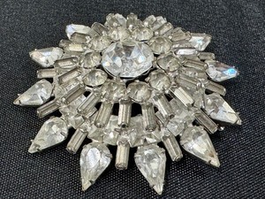 lot 18 image: Beautiful Large Vintage Rhinestone Brooch