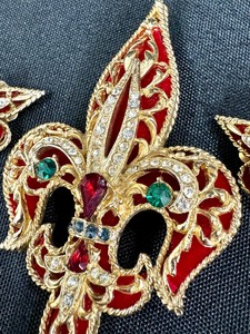 lot 127 image: Vintage ART Brooch and Coordinating Earrings Set