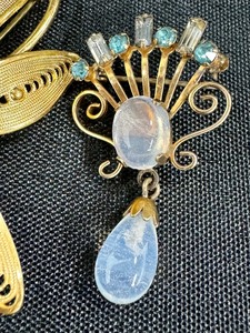 lot 128 image: Two Lovely Vintage Brooches