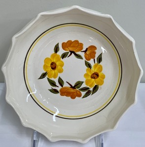 lot 102 image: Three Pieces Vintage Stangl Sunshine Pottery Dishes