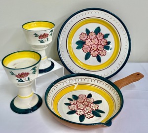 lot 103 image: Collection of Vintage Stangl Pottery, Mountain Laurel