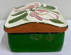 lot 108 image: Vintage Stangl Floral Pottery Cigarette Box