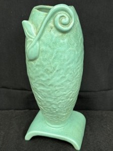 lot 93 image: Vintage Stangl Art Deco Pottery Vase 3023