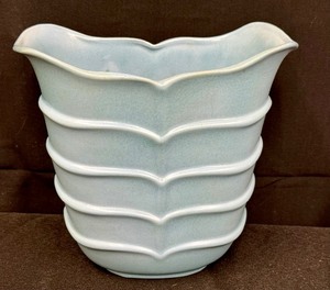lot 96 image: Vintage Stangl Pottery Vase 3219