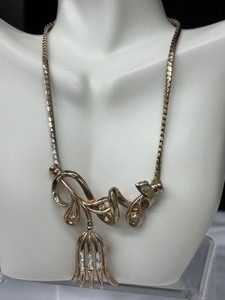 lot 348 image: Floral Shaped Vintage Gold Tone Necklace