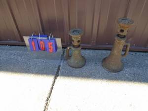 Qty of 2 screw jacks. 1 34 x 8 & one at 1 12 x 10. As shown.