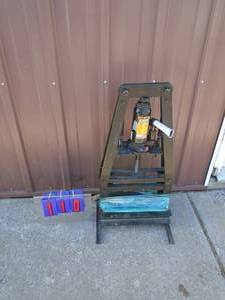 6 ton table top hydraulic press. As shown.